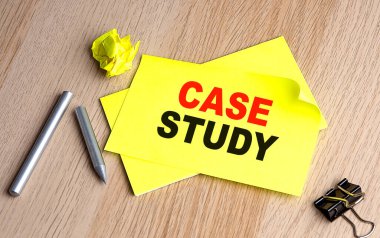 Ahşap zemin üzerinde sarı yapışkan bir yapışkan üzerinde CASE STUDY metin