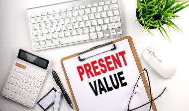 Beyaz bir kağıdın üzerinde Hediye VALUE metni. Defterdeki yazı.