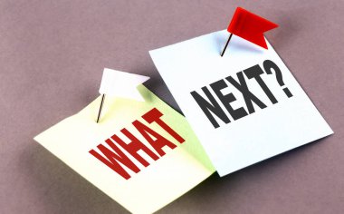 Gri arkaplandaki yapış yapış metin