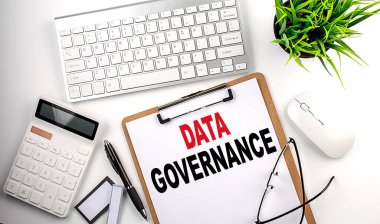 DATA GOVERNANCE beyaz bir kağıt üzerinde metin. Defterdeki yazı.
