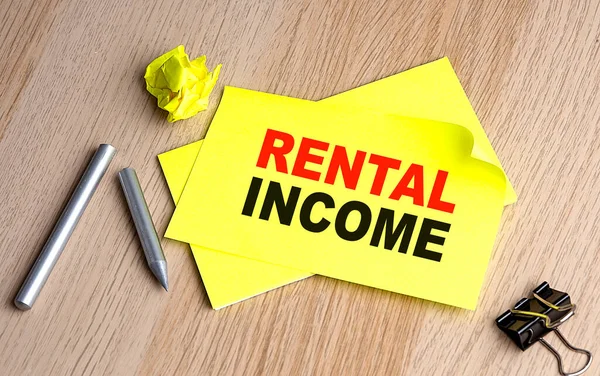 Rental Income Text Auf Gelbem Klebeband Auf Hölzernem Hintergrund — Stockfoto