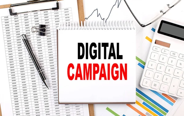 Digitale Campaign Tekst Een Notitieboekje Met Grafiek Rekenmachine Pen — Stockfoto