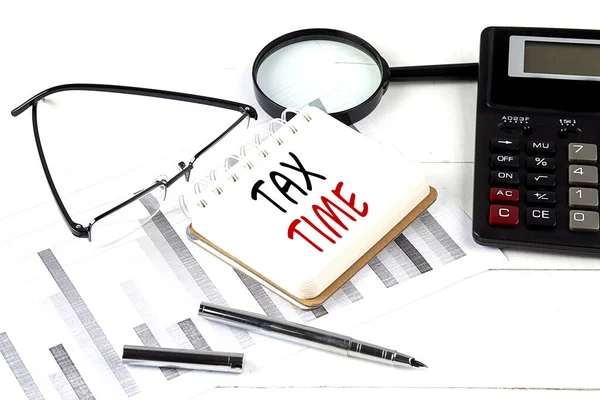 Texto Tax Time Notebook Com Calculadora Fundo Diagrama — Fotografia de Stock