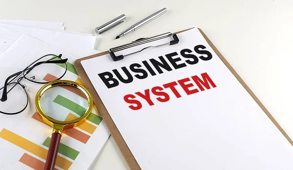 白を基調としたチャート付きクリップボードのビジネスシステムテキスト ビジネスコンセプト — ストック写真