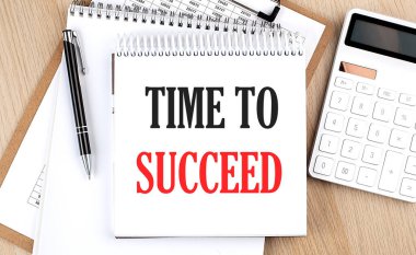 Hesap makinesi, not panosu ve kalemin yanına 