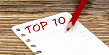 Sözcük Zirvesi 10 kağıt üzerinde, tahta arka planda dolgulu kalem