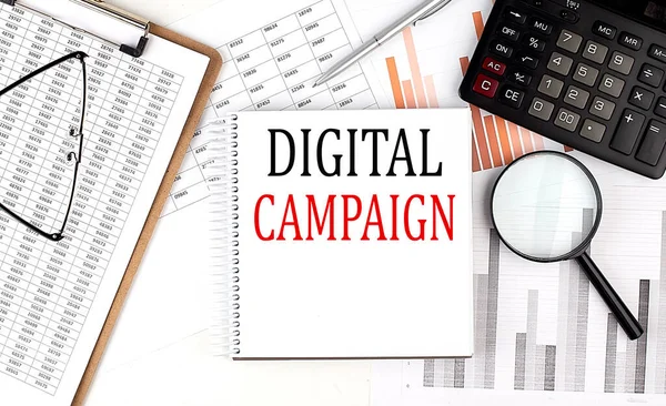 Digitale Campaign Tekst Notebook Met Klembord Rekenmachine Grafiek Achtergrond — Stockfoto