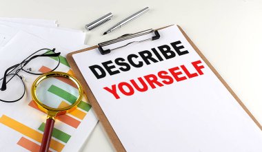 Beyaz arkaplan ve iş konsepti üzerinde çizelgesi olan bir panoya DESCRIBE kendin yaz