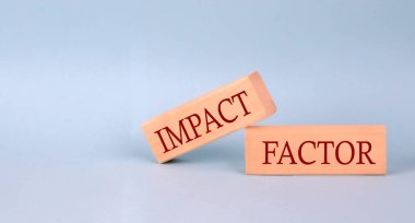 Tahta blok üzerindeki Etki Gerçekliği metni, mavi arkaplan