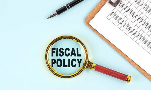 Politica Fiscale Testo Una Lente Ingrandimento Con Appunti Sfondo Blu — Foto Stock