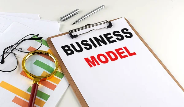 白を基調としたチャート付きクリップボードのビジネスモデルテキスト ビジネスコンセプト — ストック写真