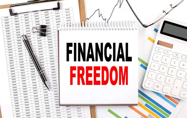金融チャート 計算機とペンでノートブック上の自由度の高いテキスト — ストック写真