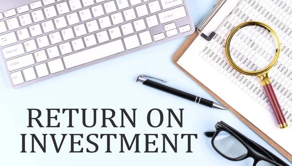 Rückkehr Auf Investment Text Auf Blauem Hintergrund Mit Tastatur Und — Stockfoto