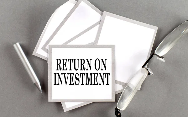 Returno Sobre Investimento Texto Escrito Sobre Pegajoso Com Lápis Óculos — Fotografia de Stock
