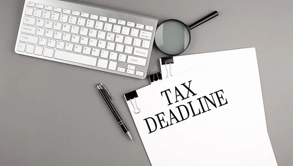 Tax Deadline Texto Papel Con Teclado Sobre Fondo Gris — Foto de Stock