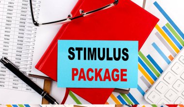 STIMULUS PACKAGE metin üzerinde bir yapışkan kırmızı defter arkaplanda
