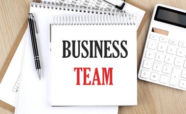 İş Ekibi, hesap makinesi, not panosu ve kalemin yanında beyaz not defteriyle yazılır. İş konsepti