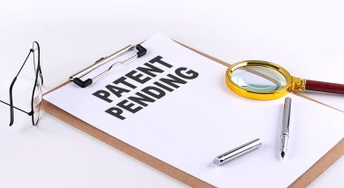 Beyaz arkaplan üzerinde bir pano üzerinde PATENT PENDING metin, iş konsepti