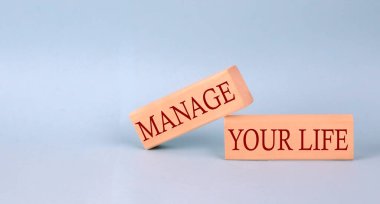 HAYAT metninizi ahşap blok, mavi arkaplan üzerinde yönetin