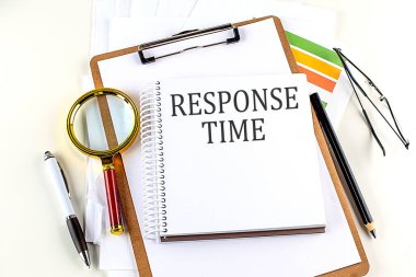 Beyaz arkaplanda panosu olan bir dizüstü bilgisayarda zaman çizelgesi