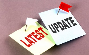 Gri arkaplanda yapışkan ile ilgili son UPdate metni