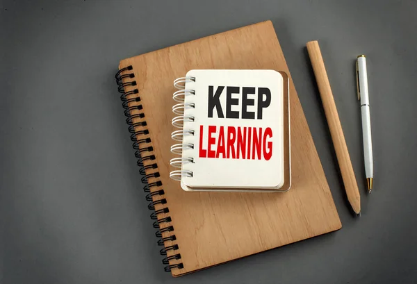 Текст Keep Learning Блокноті Ручкою Олівцем Сірому Фоні — стокове фото