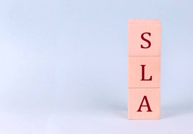 Mavi arka planda tahta küplerde SLA