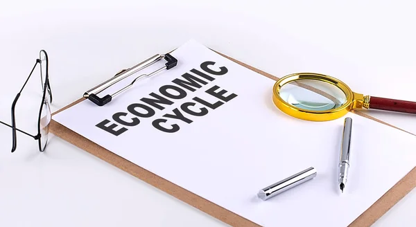 Gazdasági Ciklus Szöveg Egy Vágólapon Fehér Alapon Üzleti Koncepció — Stock Fotó