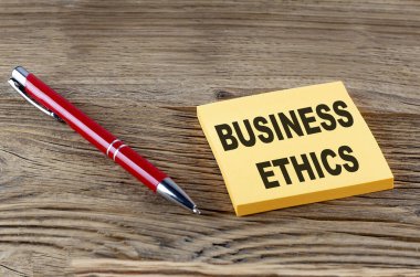 İŞ ETHICS metin ahşap zemin üzerinde kalem ile yapışkan