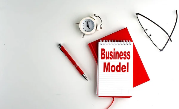 ビジネスモデルテキストノートブック 赤いペンとノートブック ビジネスコンセプト 白い背景 — ストック写真
