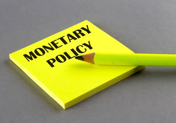 Monetary Polityka Tekst Napisany Lepkim Tle Szarym Tle — Zdjęcie stockowe