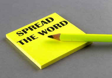 Gri arkaplanda yapışkan üzerine yazılmış sözcük metnini yay