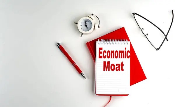 Economische Moat Tekst Een Notebook Rode Pen Notebook Business Concept — Stockfoto