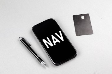 Kredi kartı ve kalemle akıllı telefondan NAV kelimesi.