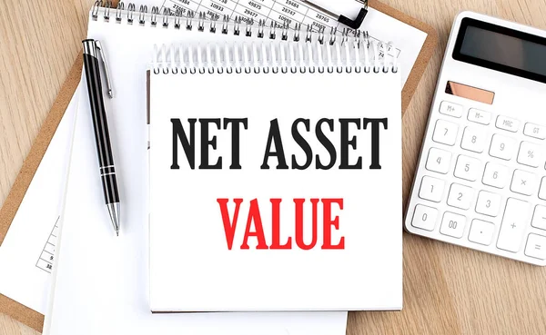 Net Asset Value Jest Napisany Białym Notatniku Pobliżu Kalkulatora Schowka — Zdjęcie stockowe