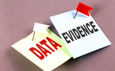 Gri arkaplandaki yapışkan ile ilgili DATA olay metni