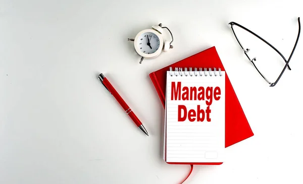 管理笔记本电脑 红笔和笔记本上的Debt文本 商业概念 白色背景 — 图库照片