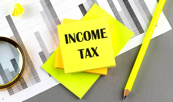 Income Tax Szöveg Egy Ragacsos Ragacsos Grafikonon Toll — Stock Fotó