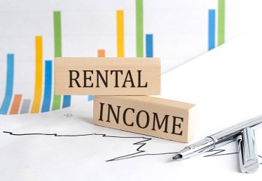 Ahşap blok üzerine RENTAL gelir metni grafik arka plan, iş konsepti