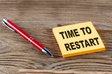 Tahta arka planda kalemle yapış yapış bir metni yeniden başlatma zamanı