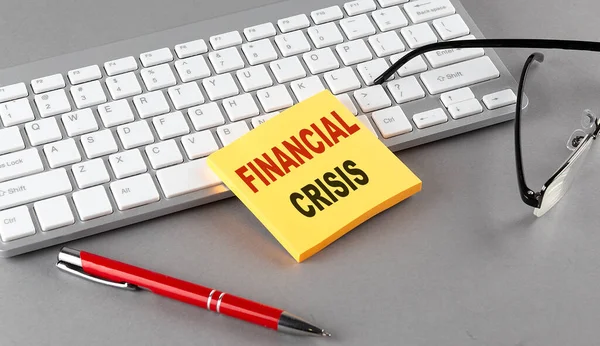Crisis Financiera Texto Pegajoso Con Teclado Gafas Lápiz Sobre Fondo —  Fotos de Stock