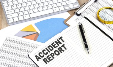 Çizelgesi ve klavyesi olan bir dizüstü bilgisayara ACCIDENT REPORT metin