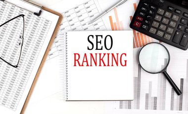 Not defterindeki SEO RANking metni. Arkaplanda pano ve hesap makinesi var.