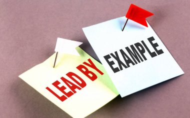 Gri arkaplanda yapışkan ile ilgili örnek metin öncülüğünde