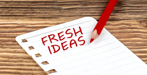 Λέξη Fresh Ideas Χαρτί Μολύβι Ξύλινο Φόντο — Φωτογραφία Αρχείου