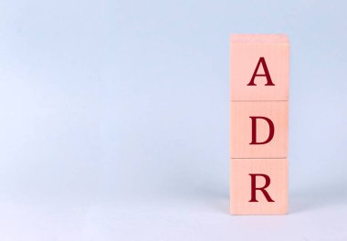 Mavi arka planda tahta küplerde ADR