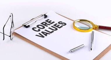 Beyaz arkaplan üzerinde bir pano üzerinde CORE VALUES metin, iş konsepti