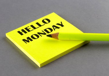 Gri arkaplanda yapışkan üzerine yazılmış Merhaba Pazartesi metni