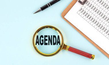 AGENDA metin mavi arkaplanda pano ile bir büyüteç üzerinde