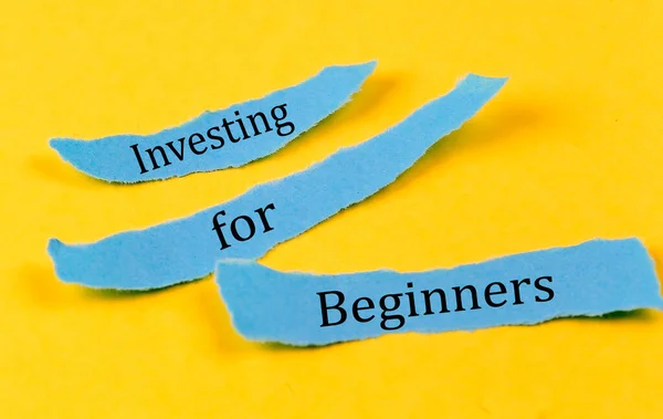 Investimento Para Beginners Texto Pedaços Papel Azul Sobre Fundo Amarelo — Fotografia de Stock